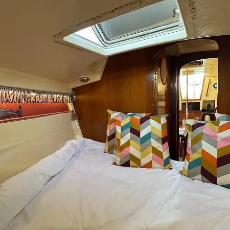 Charming Sailboat 보트호텔 *
