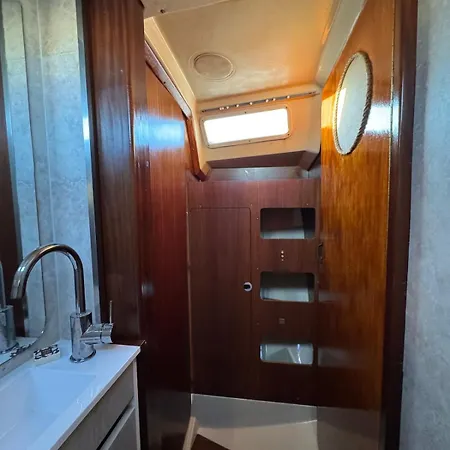 Charming Sailboat Lisboa