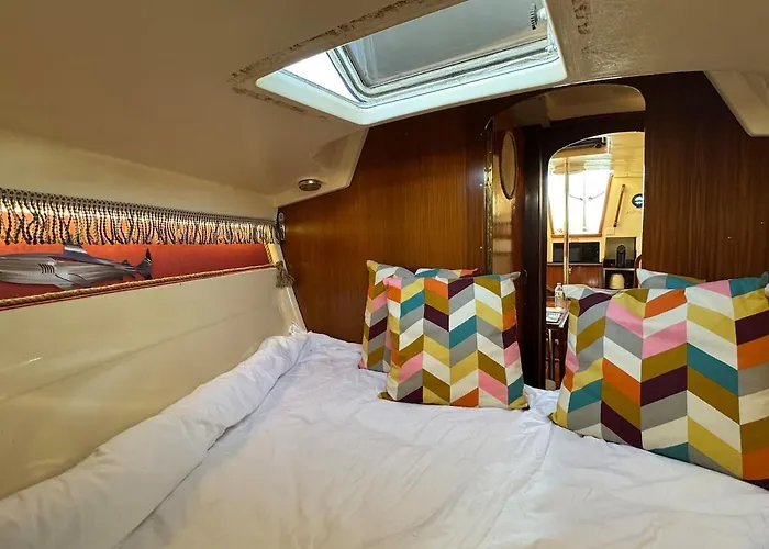 Charming Sailboat Tekne *