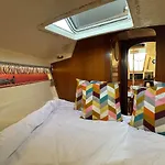 Charming Sailboat Ботель *
