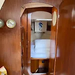 Charming Sailboat Ботель *