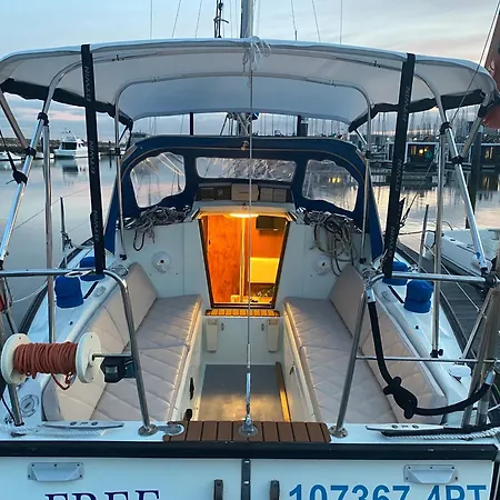 Charming Sailboat * Lissabon