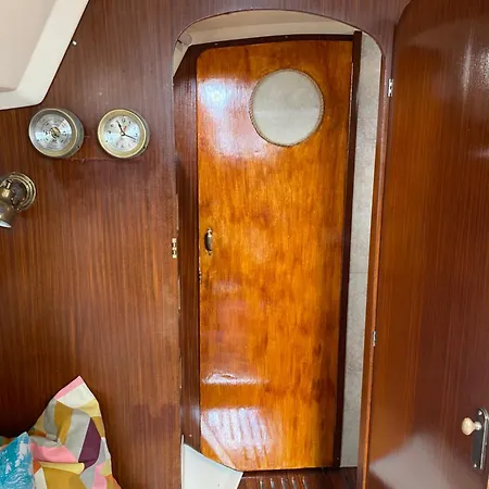 Charming Sailboat 보트호텔 리스본