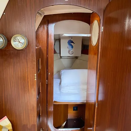 Charming Sailboat Hotel na wodzie *
